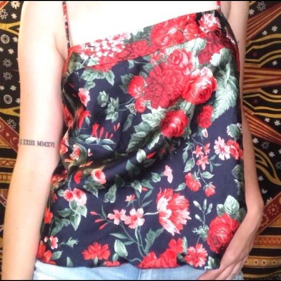 🌹VINTAGE: Silky black rose slip top🌹 - Picture 3 of 4